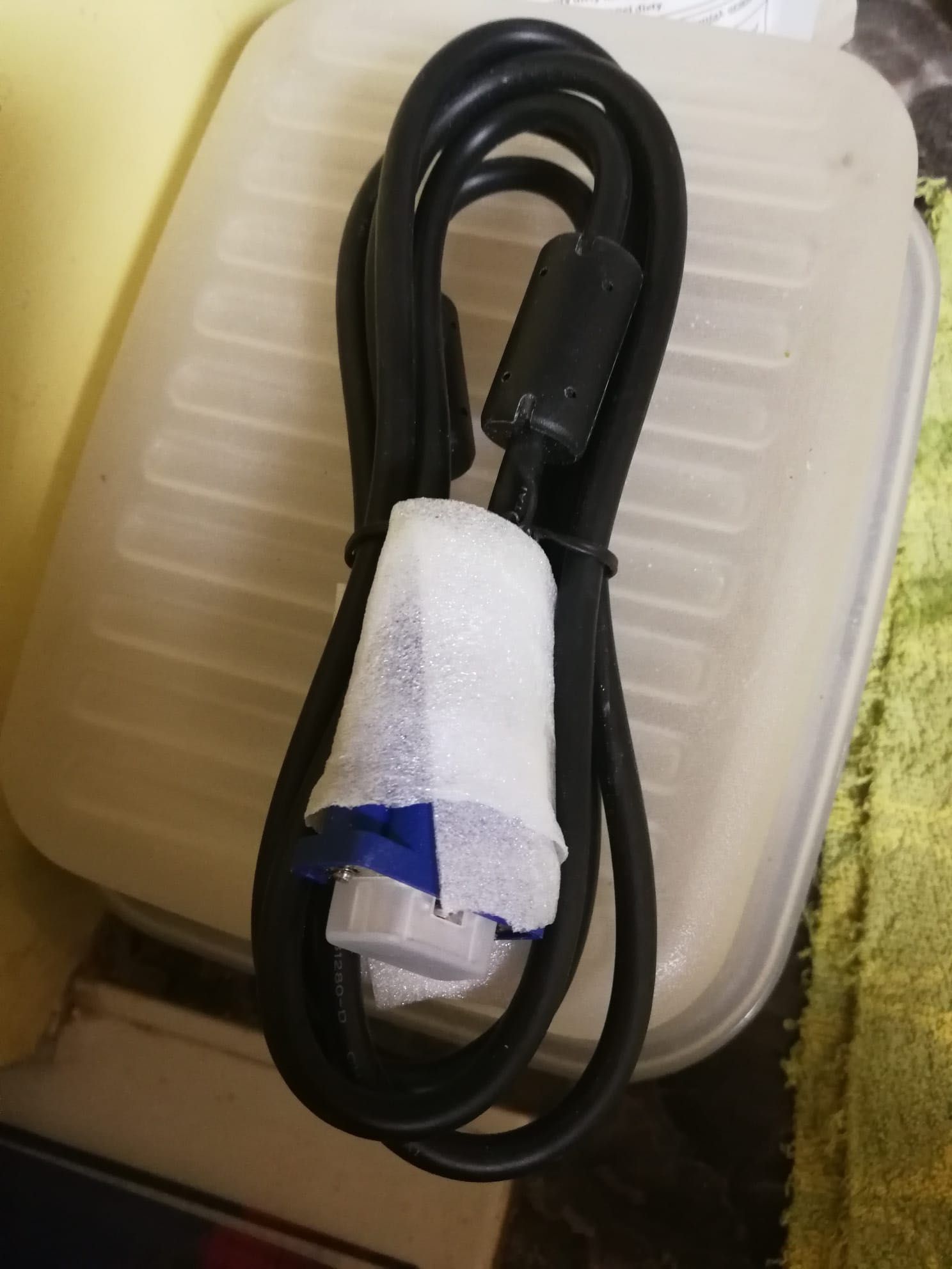 Kabel do monitora / z dwóch stron wtyczki z filtrami / 1,8 m