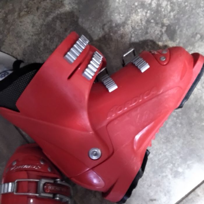 Гірськолижний дитячий комплект : лижі,черевики, шолом.