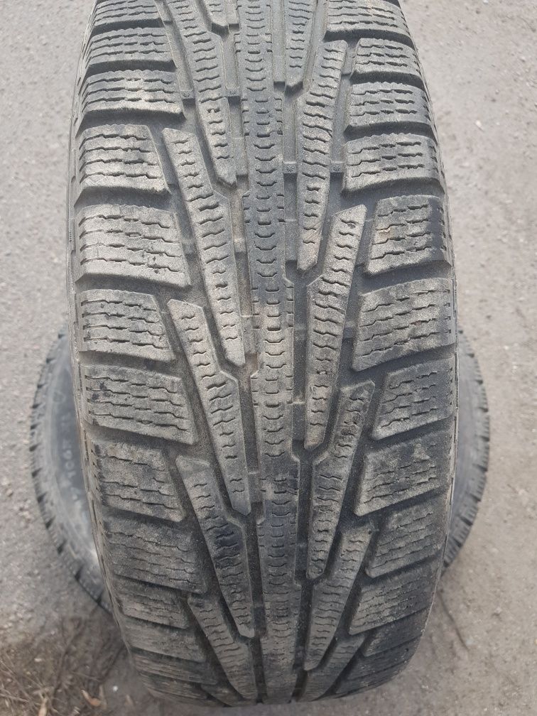 Продам пару зимових шин Nokian Hakkapeliitta  225/65 R17