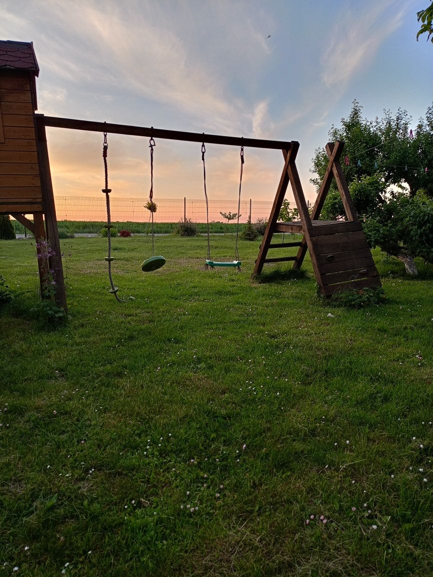 Plac zabaw z domkiem i z zjeżdżalnią