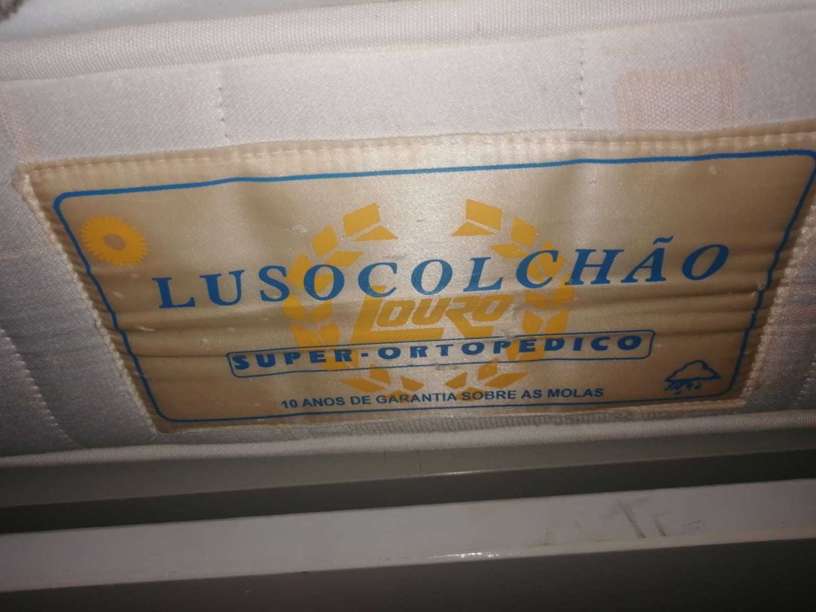 Cama de corpo e meio, colchão corpo e meio e mesinha de cabeceira.