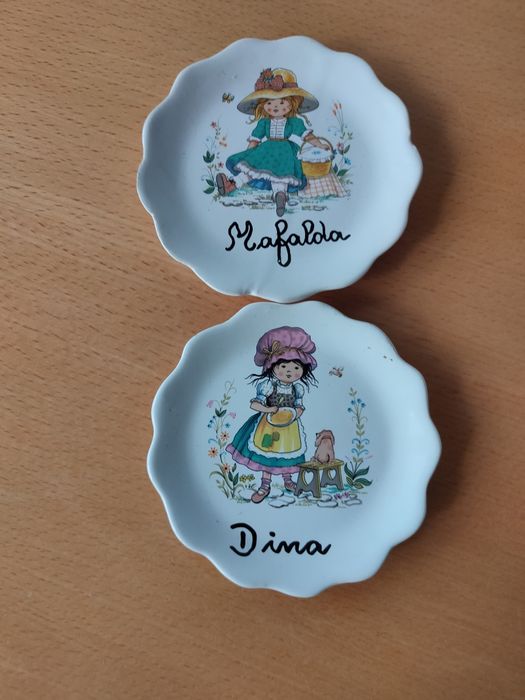 Conjunto de pequenos pratos em cerâmica.