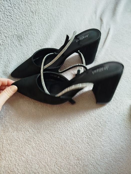 Sprzedam używane buty na obcasie w rozmiarze 38 Idealne na specjalne