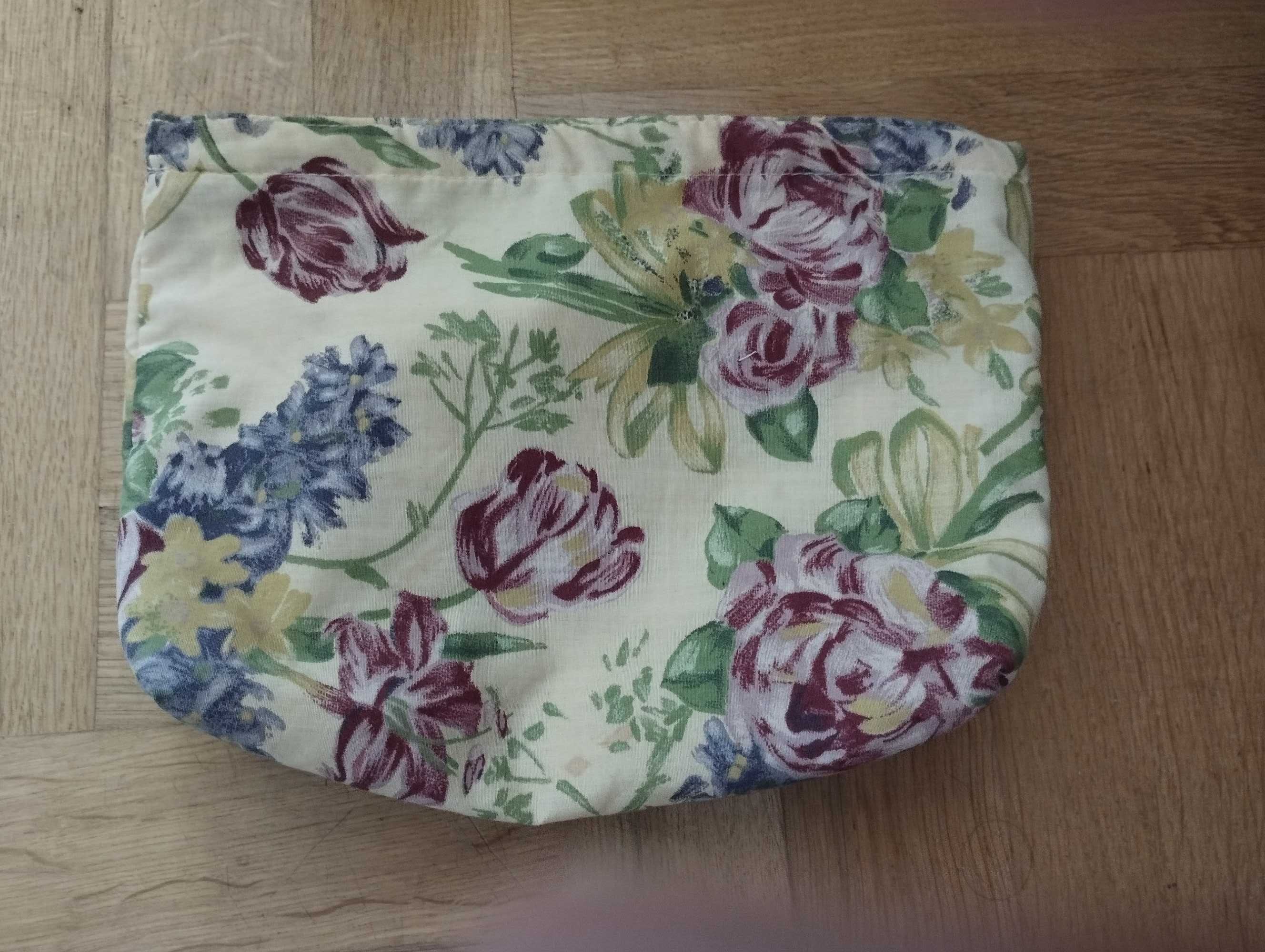 Kosmetyczka w kwiaty