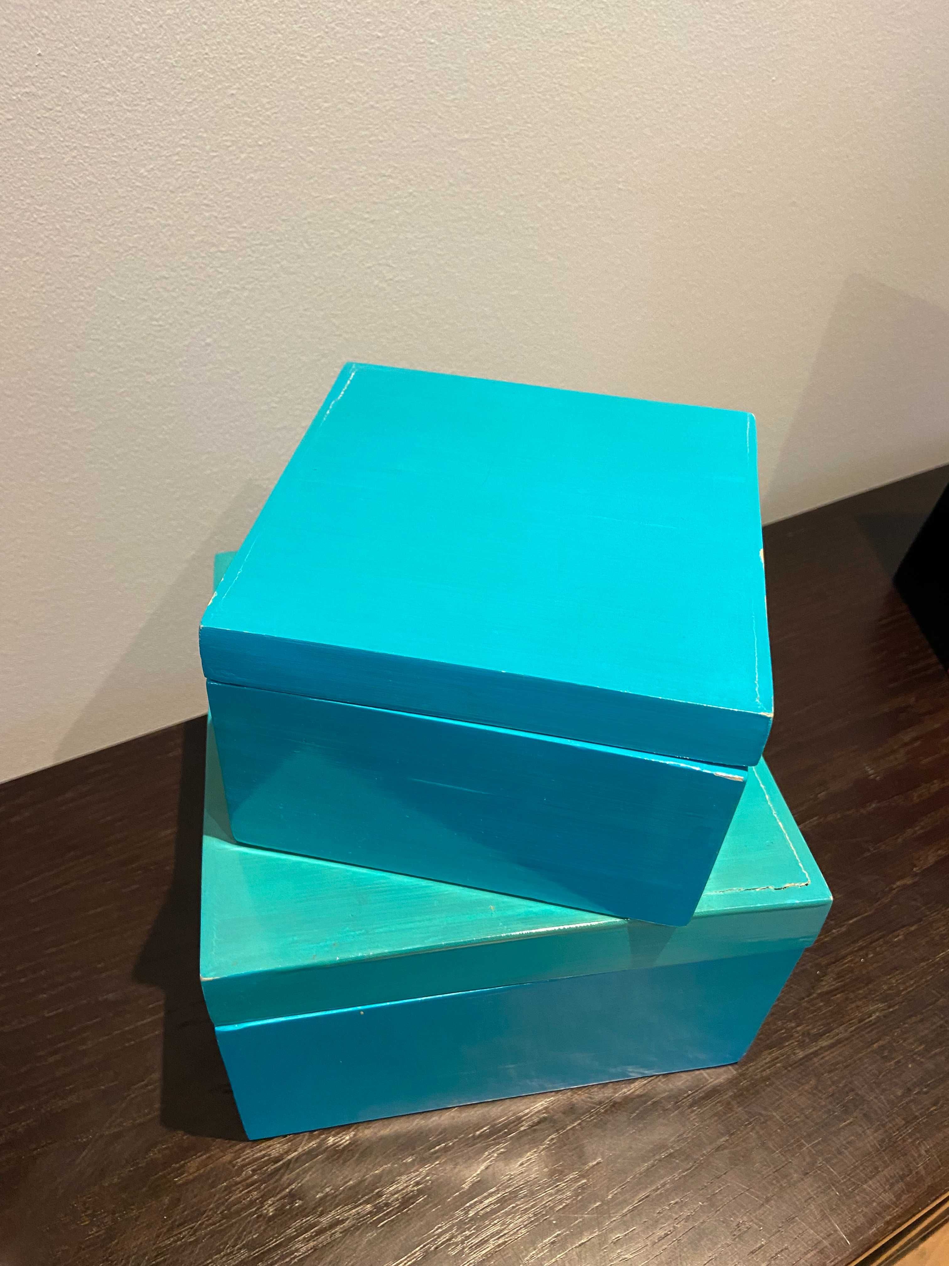 2 caixas de madeira azuis