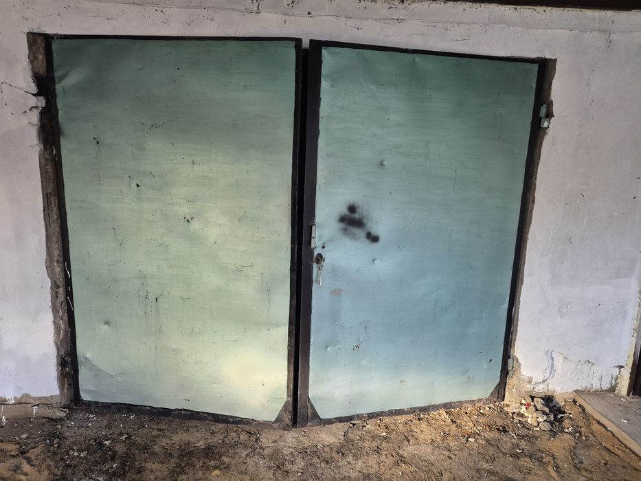 Brama garażowa spawana PRL. z zamkiem i zawiasami.