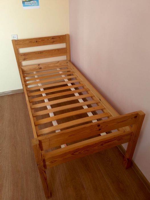 Дитяче ліжко з матрацом.