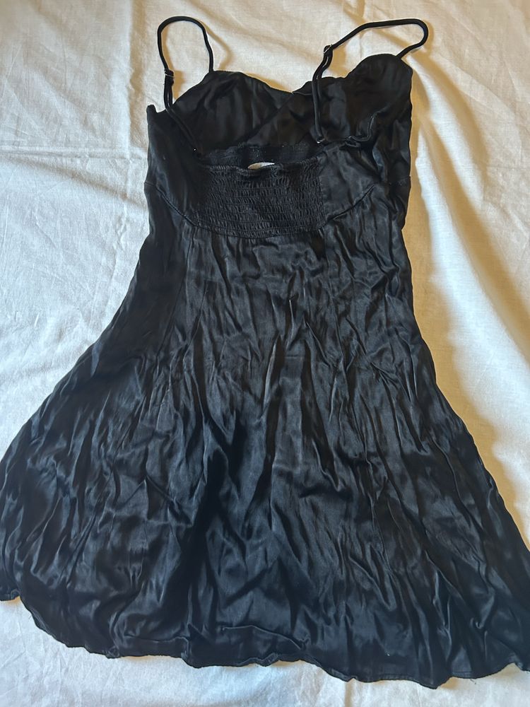 vestido preto, bonito e bastante elegante.