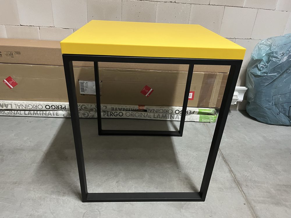 Stół 60x60 3 sztuki do biura lub do kuchni marki Yrke