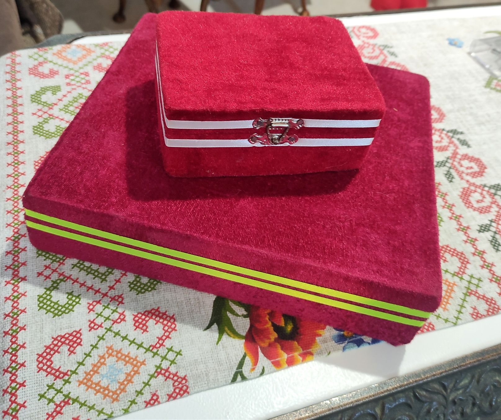 Коробки, кейси подарункові, бархатні  для бокалів, рюмок, прикрас
