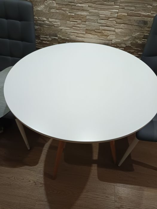 Sprzedam okrągły stół o sr80 cm