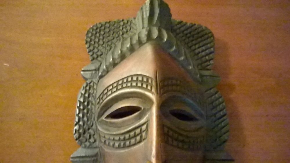Máscara de madeira antiga