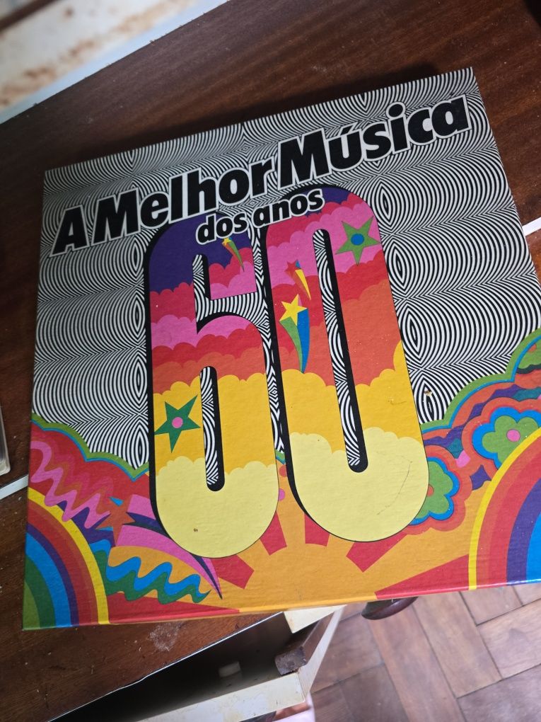Caixa com LPS de musicas