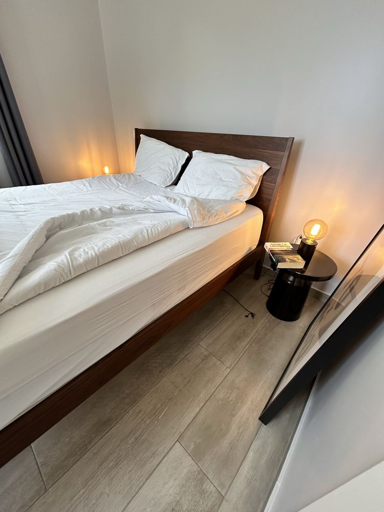Cama de madeira maciça 160x200. Esta cono nova.