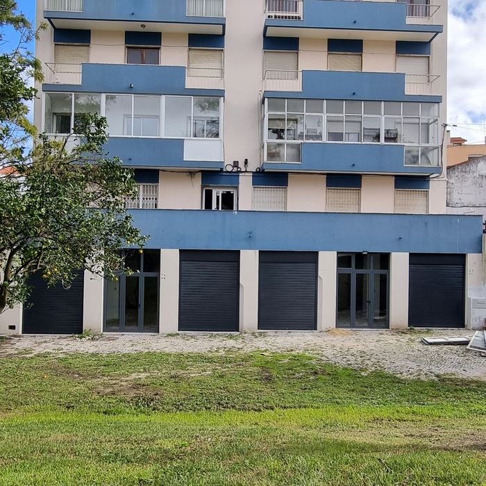 Armazém Feijó- 240m2 com 4 portões e 2 portas de vidro