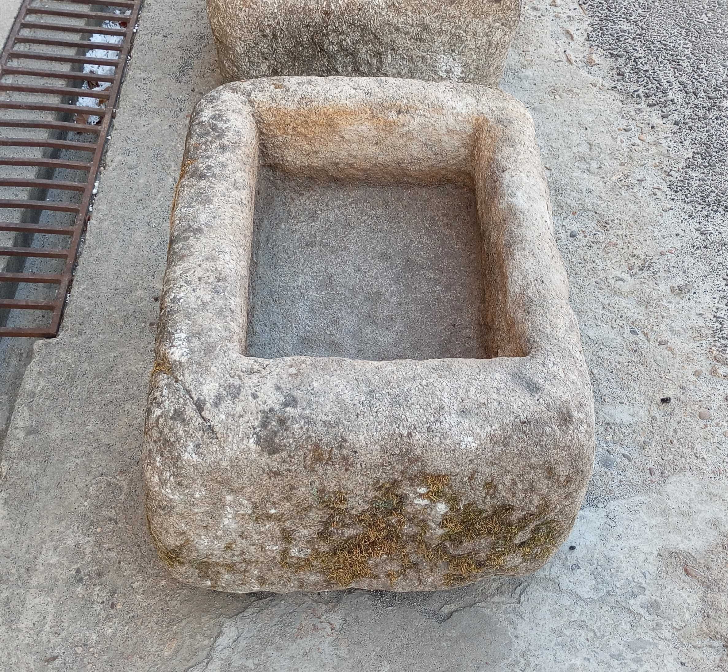 Antiga pia em pedra (74 x 51 x 36 cm)