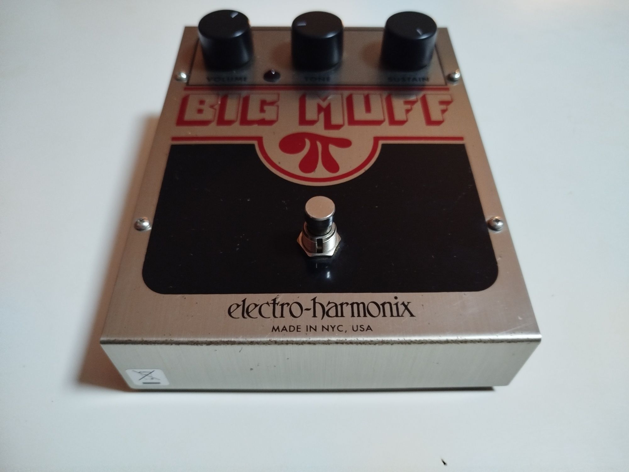 EHX Big Muff Pi V9 The NYC Classic pedal distorção fuzz guitarra