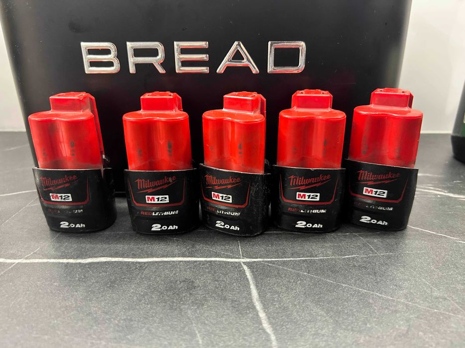 OKAZJA! Zestaw 5 akumulatorów Milwaukee M12 2Ah – sprawne