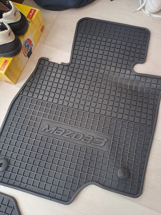 Передние оригинальные коврики Mazda 3