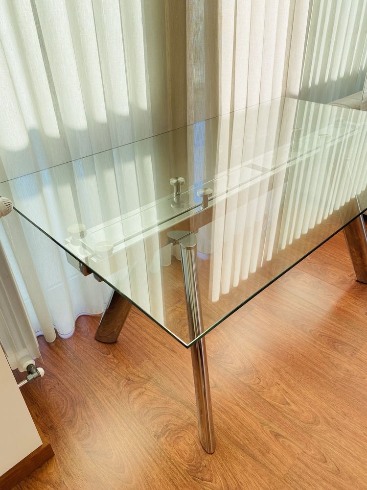 Mesa de sala em vidro e pés metalicos
