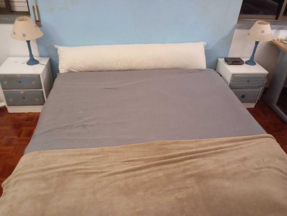 Vendo cama King 190/220 com mesas de cabeceira estrado e colchao