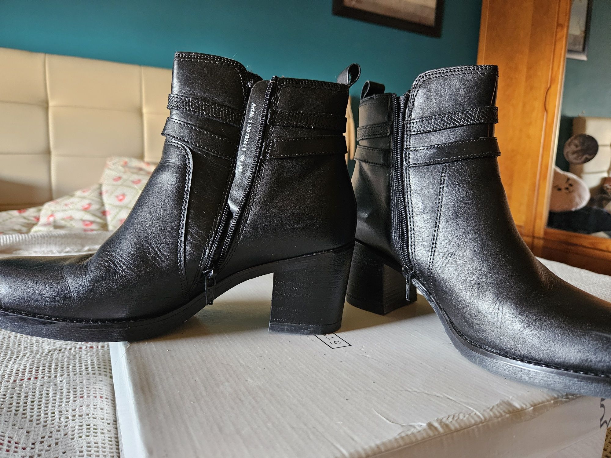 Botas de Pele em bom estado, marca 5th Avenue