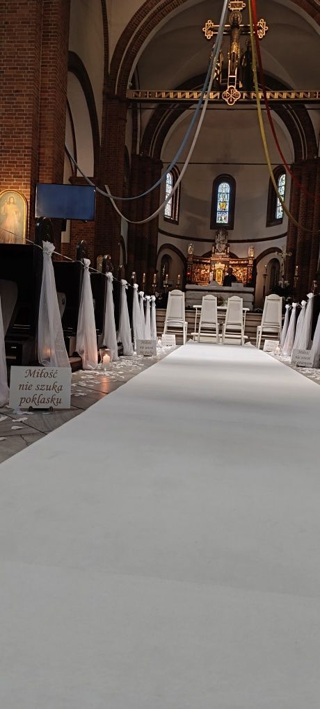 Biały dywan, biały klęcznik i krzesła, dekoracje kwiatowe, florystyka,