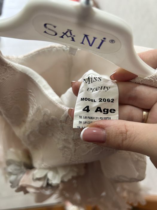 Святкова сукня розмір десь 104 (на 4 роки).