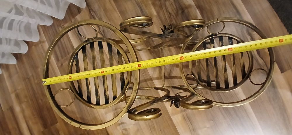 Kwietnik z metalu w kolorze patynowego złota