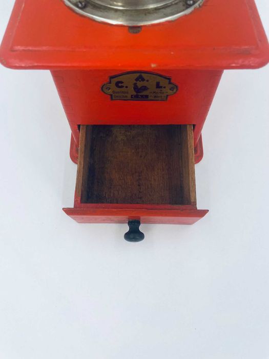 Zabytkowy młynek drewniany C.A.L