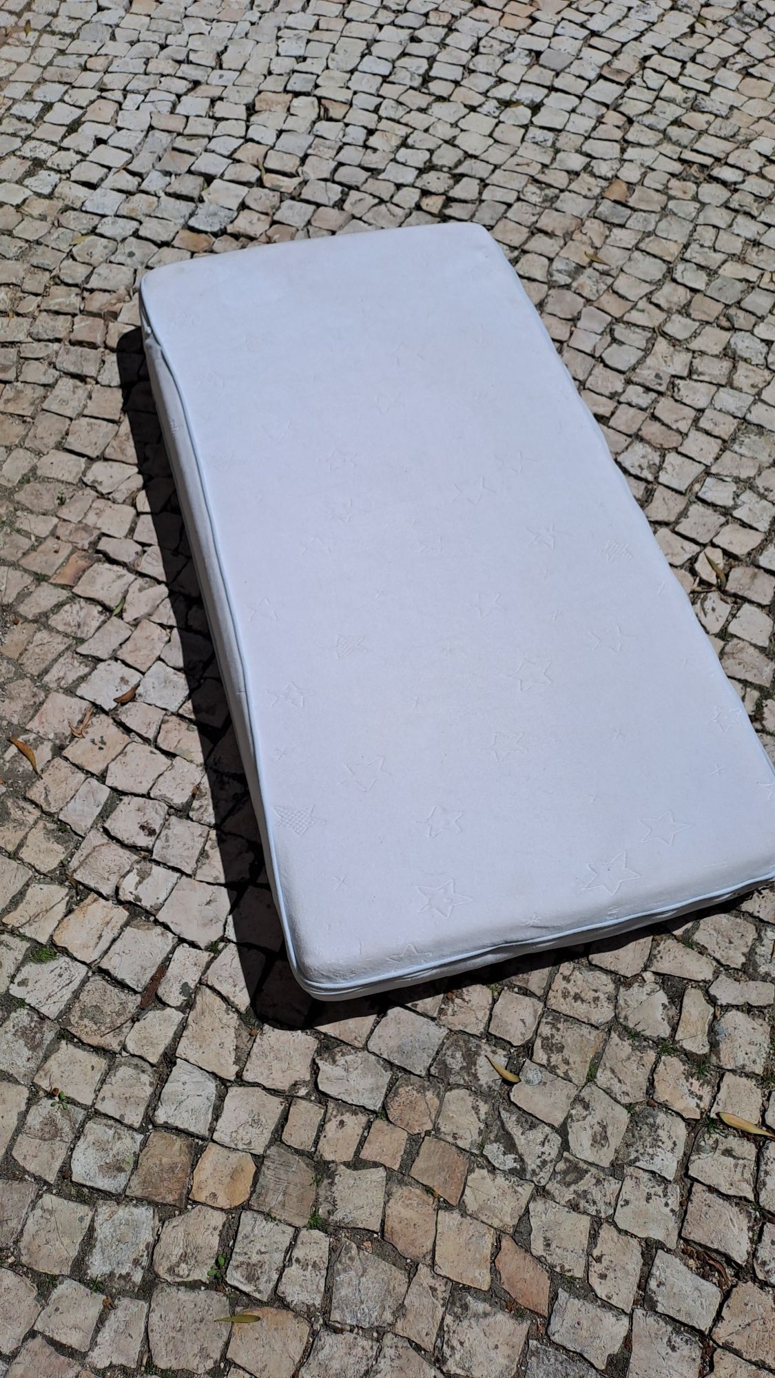 Colchão vyssa  ikea com capa. Colchão de berço