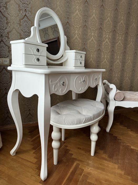Туалетний столік з дзеркалом + пуф + банкетка
