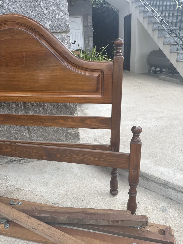Cama de madeira com cabeceira