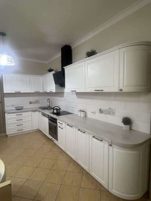 Кухня біла з плиткою і духовкою