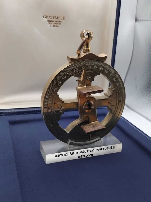 Astrolábio náutico português em latão, réplica do século XVII