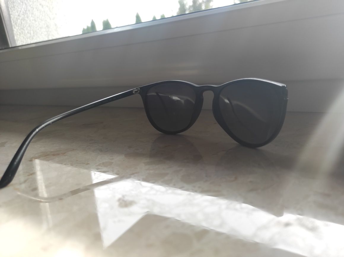Uszkodzone okulary przeciwsłoneczne polaroid
