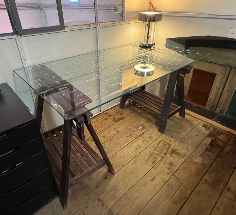 Mesa de vidro com base em madeira