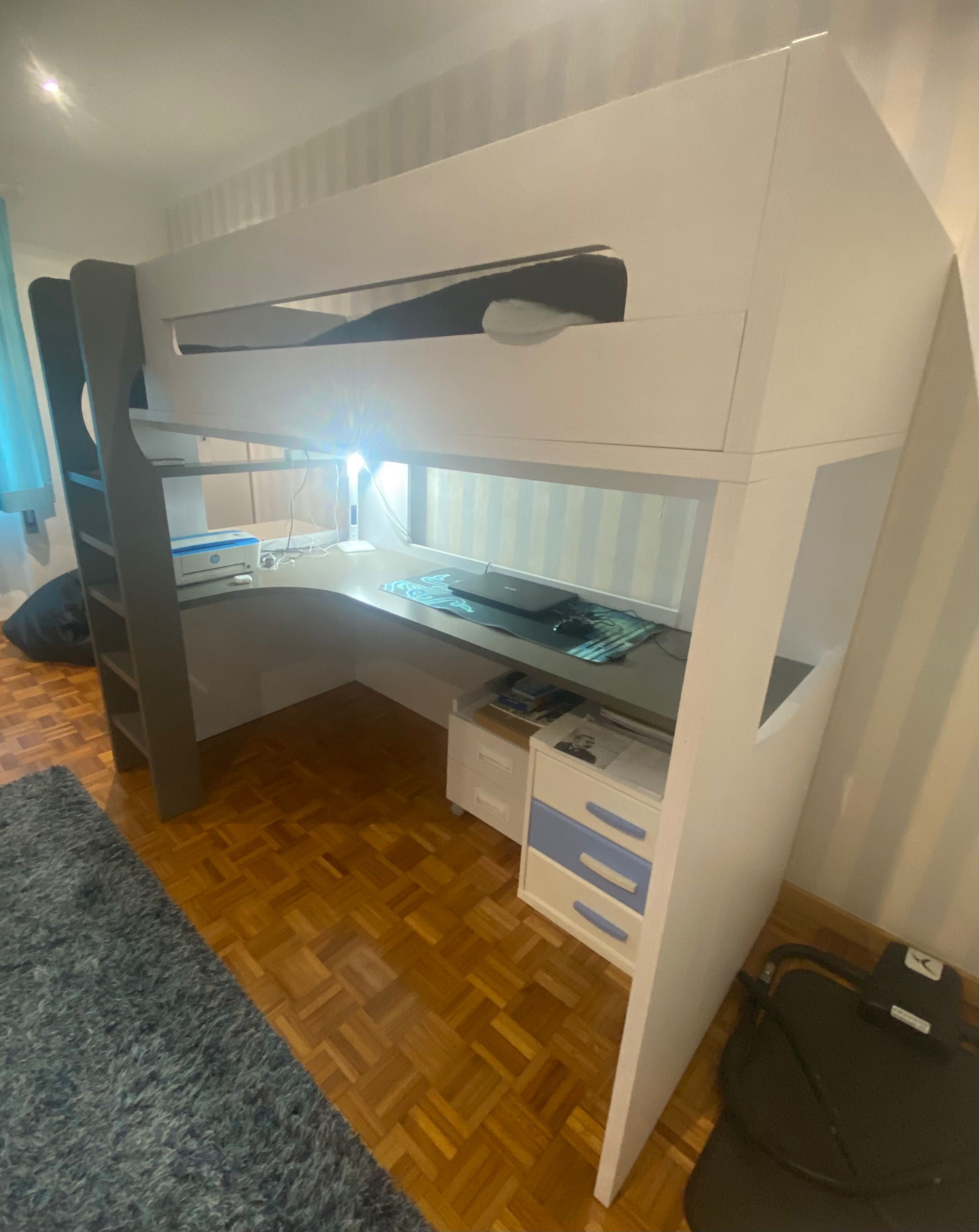 Cama com secretária