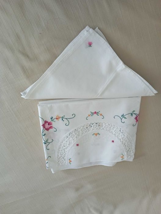Toalha de mesa,  renda  c/ bordado