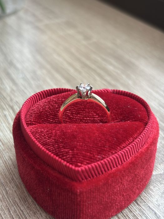 Pierścionek zareczynowy Tiffany.