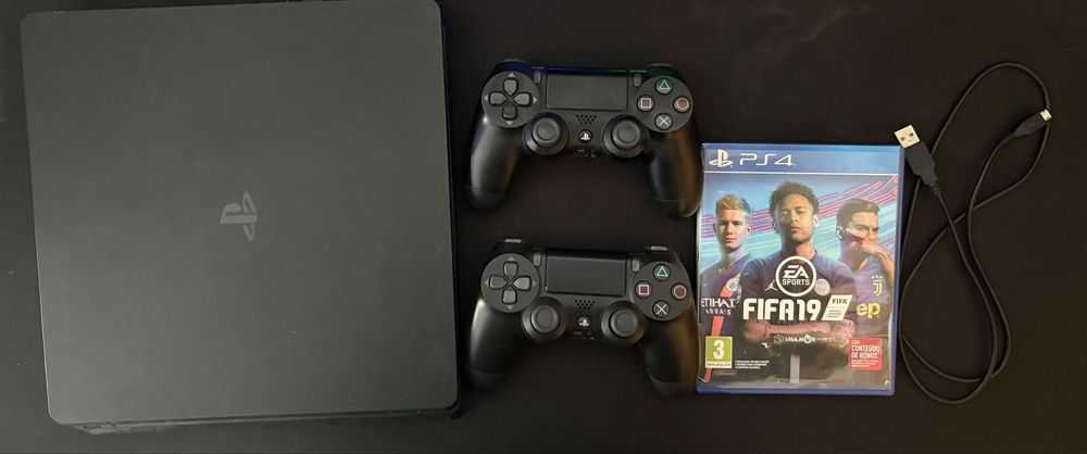 PS4 Slim 1TB + 2 comandos + FIFA 19