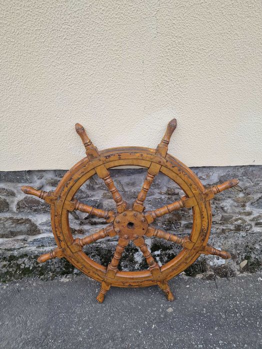 Leme de barco antigo em madeira