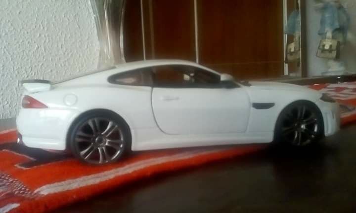 Vendo Jaguar XKRS BBurago miniatura!!!