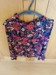 Várias blusas e camisas, tamanho S e XS