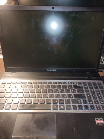 ноутбук Samsung NP305V5A (читайте опис)
