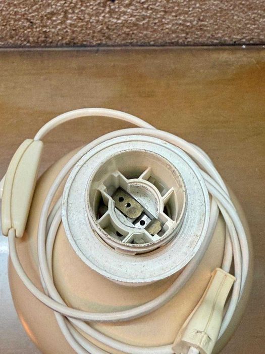 Candeeiro de Mesa em Cerâmica com Design Abstrato