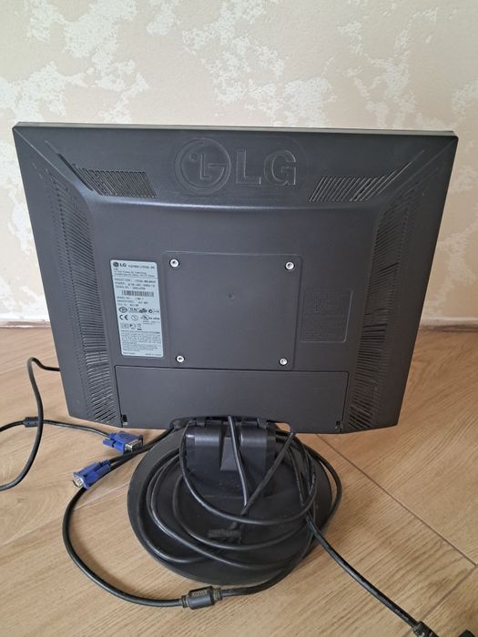 Комп’ютерний монітор LG Flatron L1751SQ-BN.