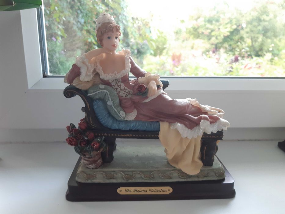 Стаутетка "Lady on Chaise Longue" from the Juliana Collection