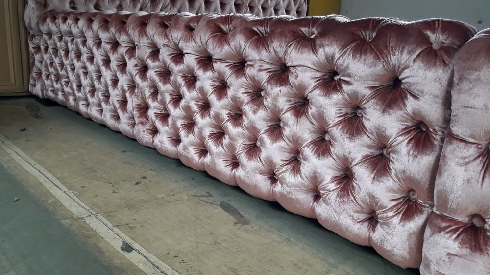 Piękne ogromne łoże sypialniane z materacem