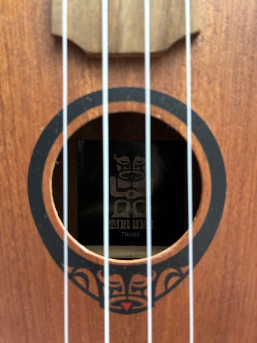 Ukulele instrumento novo